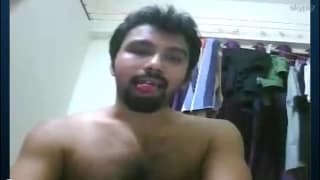 Este moreno tesudo enfia dedos na bunda!