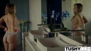 Harley Jade leva no rabo e diverte-se