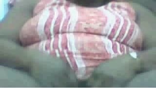 Ela exibe suas mamas e buceta! Ela exibe suas mamas e buceta!