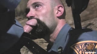 Ele chupa a grande rola de seu colega! Ele chupa a grande rola de seu colega!