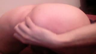 Un grande dildo na bunda durante punheta!