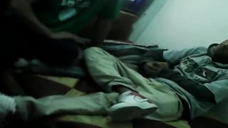 Ele chupa a grande rola de seu amante! Ele chupa a grande rola de seu amante!