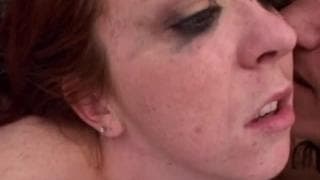 Uma ruiva encantadora a curtir Uma ruiva encantadora a curtir