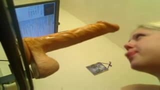 Ela usa um dildo para praticar seu boquete!