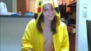 Ela se disfarça de pokemon e se masturba Ela se disfarça de pokemon e se masturba