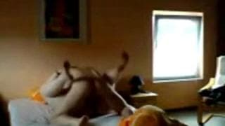 Eles passam o tempo brincando na cama