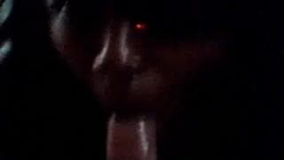 Uma mulher muito negra chupando no escuro Uma mulher muito negra chupando no escuro