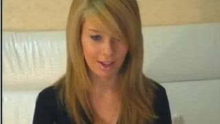 Ela se desnuda para nós na frente da câmera Ela se desnuda para nós na frente da câmera