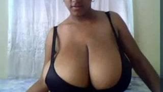 Esta morena tem um par enorme de mamas Esta morena tem um par enorme de mamas
