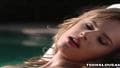 Jillian Janson em biquíni e fodida junto à piscina.