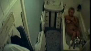 Esta senhora fica nua na banheira ! Esta senhora fica nua na banheira !