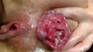 Fisting duplo de bunda e cona para jovens lésbicas