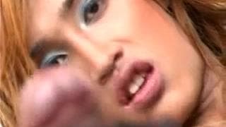 Transexual vestida de empregada recebe anal!