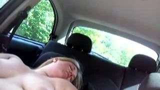 Casal amador se filma fazendo sexo no carro Casal amador se filma fazendo sexo no carro