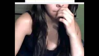 Seu corpo pede e ela se satisfaz sozinha Seu corpo pede e ela se satisfaz sozinha