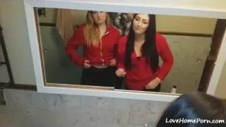 Um cara bem sortudo fode com duas amigas Um cara bem sortudo fode com duas amigas