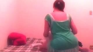 Esta jovem coloca seu vizinho na cama