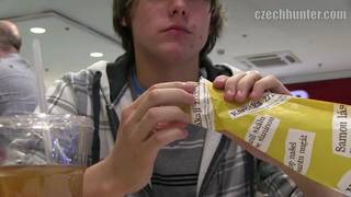 Comendo um lanchinho pra depois ser lanchado