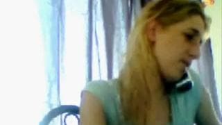 Jovem loira fica nua e brinca sozinha!