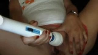 Ela se masturba ansiosamente com seu vibrador Ela se masturba ansiosamente com seu vibrador