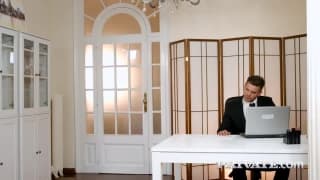 Aria Logan seduz seu chefe no trabalho!