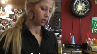 Esta linda moça loira fica excitada! Esta linda moça loira fica excitada!