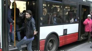 Esta loira quente gosta de engolir porra!