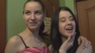 Três mulheres excitadas fodendo em um bar