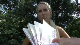 Uma puta loira fodendo ao ar livre! Uma puta loira fodendo ao ar livre!