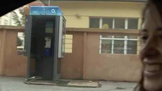 Uma mulher na rua aceitando o desafio