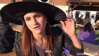 Uma puta russa disfarçada para Halloween Uma puta russa disfarçada para Halloween