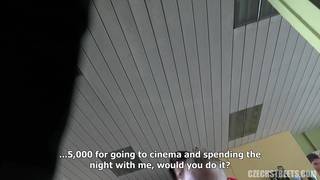 Uma mulher checa transa por dinheiro Uma mulher checa transa por dinheiro