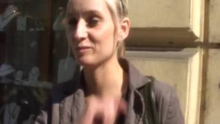 Uma loira que se entrega por uma nota!