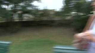 Fodendo com uma russa em um parque público Fodendo com uma russa em um parque público