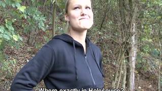 Um pouco de dinheiro convence-a a foder