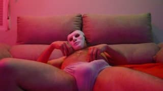 Ele bate punheta usando mascara!