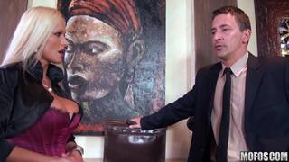 Madura com peito enorme e gostoso Madura com peito enorme e gostoso