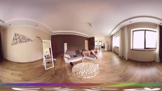 Alexis Crystal numa grande cena em VR