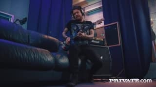 Ella Hughes quer porra na buceta peluda