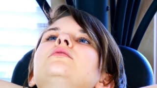 Uma morena quente acariciando-se no ginásio!