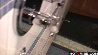 Loira gostosa se masturbando com anel vibrador durante o banho! Loira gostosa se masturbando com anel vibrador durante o banho!