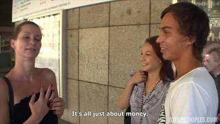 Dois casais decidem foder por trás da casa Dois casais decidem foder por trás da casa