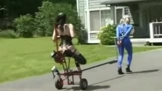 Esta mulher tem uma escrava para passear! Esta mulher tem uma escrava para passear!