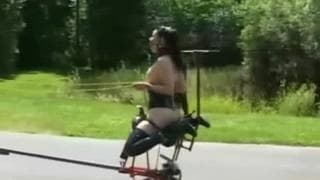 Ela gosta de ser amarrada no jardim