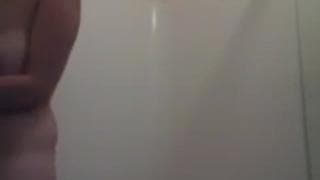 Ela se banha e vemos seus grandes peitos!