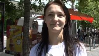 Ela ama essa rola dentro dela na floresta! Ela ama essa rola dentro dela na floresta!