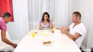 Esta morena tem muita experiencia em boquetes