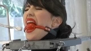 Morena amarrada por sua amiga pervertida