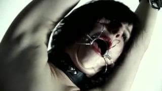 Esta puta é dominada por um cara e uma mulher