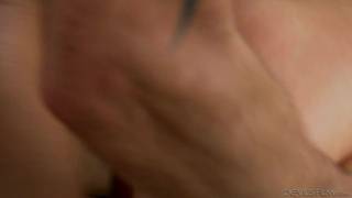 Ele a coloca como uma cadela a quatro patas Ele a coloca como uma cadela a quatro patas